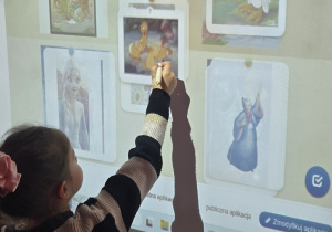 Dziewczynka przy tablicy multimedialnej