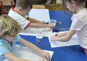 Dzieci wykonują prace