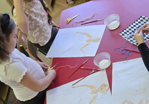 Dziewczynki pracują przy stoliku