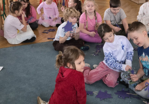 Dzieci odgrywają teatrzyki bajkowe