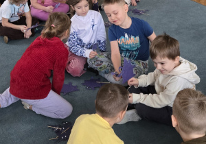 Dzieci opowiadająca bajki własnymi slowami