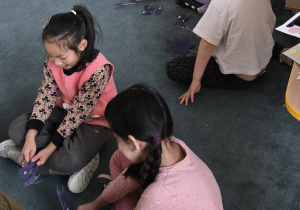 Dzieci pracują z kukiełkowy na dywanie