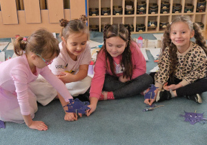 Dziewczynki opowiadająca bajke