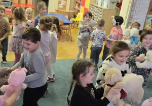 Dzieci tańczą z misiem