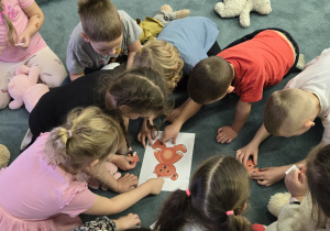 Dzieci układają puzzle