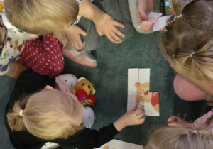 Dzieci układają puzzle