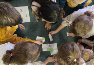 Dzieci układają puzzle