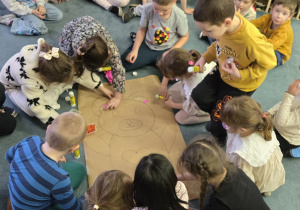 Dzieci robią wspólną pracę