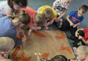 Dzieci pracują w grupach