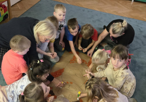 Dzieci pracują w grupie