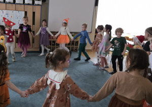 Dzieci rozpoczynają bal tańcem