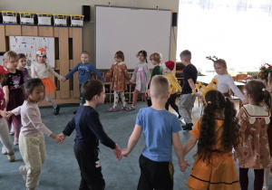 Dzieci tańczą dla Pani Jesieni