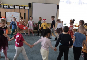 Dzieci tańczą w kole