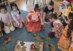 Dzieci robią prace plastyczną