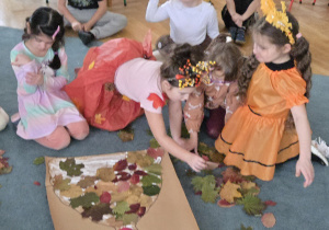 Dzieci przyklejają liście