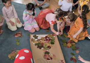 Dzieci wyklejają prace