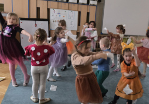 Dzieci tańczą z wiatrem