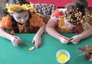 Dzieci malują farbami gipsowe figurki