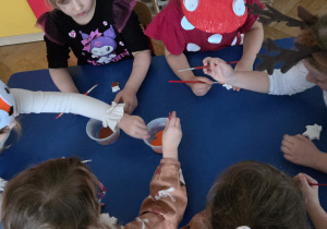 Dzieci malują figurki z gipsu