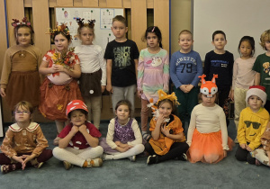 Zdjęcie grupowe przy Pani Jesieni w strojach na bal