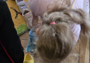 Dziewczynka przekładanie but