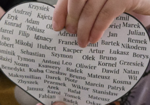 Dziecko przebija papierowe serce