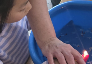 Dziecko przelewa wosk