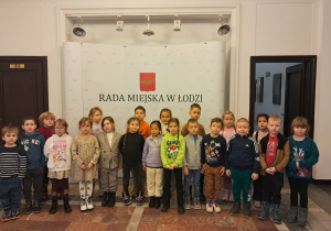 Zdjęciec przy wejściu.