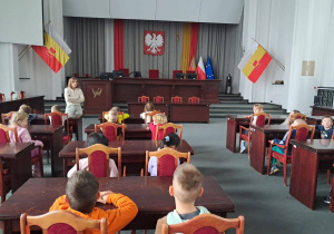 Dzieci oglądają sale obrad