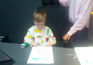 Dziecko siedzi przy biurku