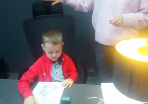 Dziecko siedzi w gabinecie