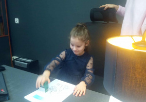 Dziecko siedzi w gabinecie