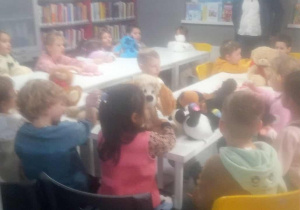 Dzieci słuchają historii misia