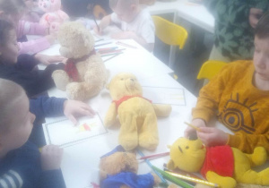 Dzieci pracują przy stole