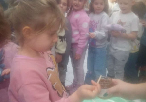 Dziecko próbuje miodu