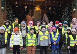 Cała grupa przy stajence