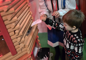 Dzieci stoją w kolejce przy mlynie