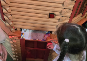 Dziecko wyciaga dyplom