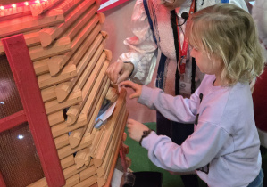 Dzieci wrzucają kartkę ze złymi rzeczami