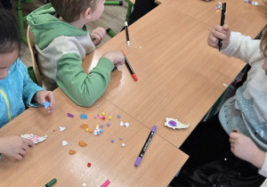 Dzieci pracują przy stole