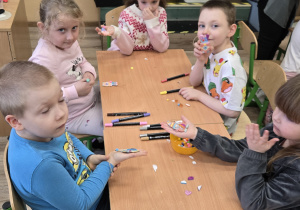 Dzieci pokazująca swoje prace