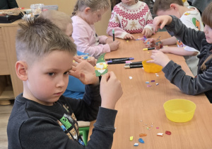 Dzieci siedzą przy stole