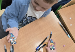 Chłopiec pokazuje swojego skrzata