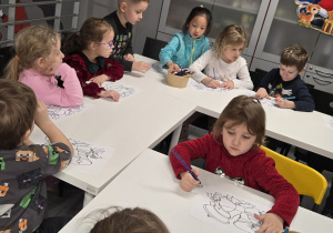 Dzieci kolorują obrazek