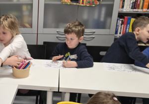 Dzieci kolorują obrazek