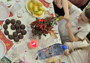 Dzieci siedzą przy stole