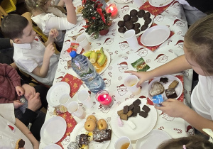 Dzieci jedzą poczestunek