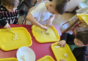 Dzieci kroją owoce na sałatkę