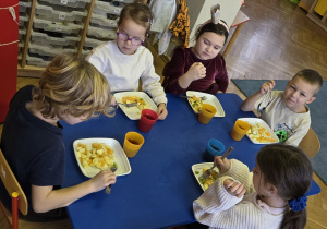 Dzieci jedzą swoją sałatkę