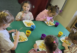 Dzieci jedzą sałatkę